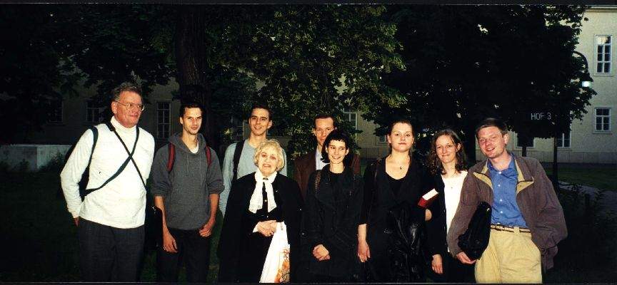 Елизавета Мнацаканова со студентами 
Вена, 23.6.1999